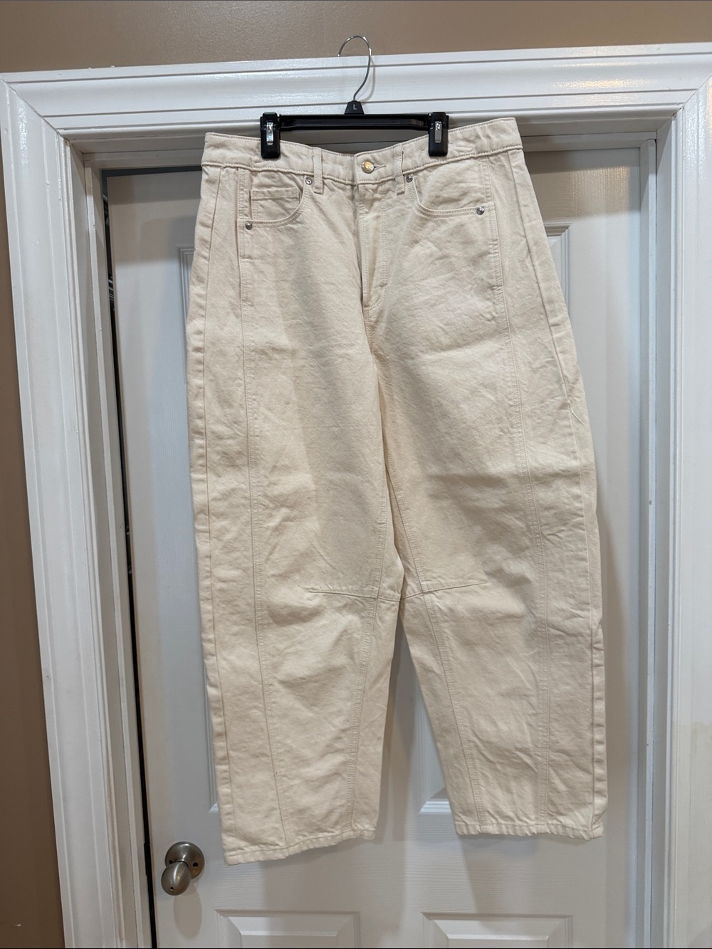 Rivete by Loft Cream winter white Barrel Jeans. Sz 29/8. Euc.